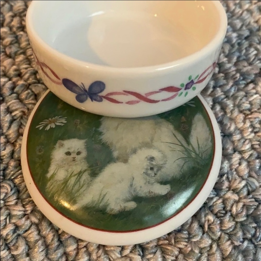 Ceramic trinket dish with cat artwork